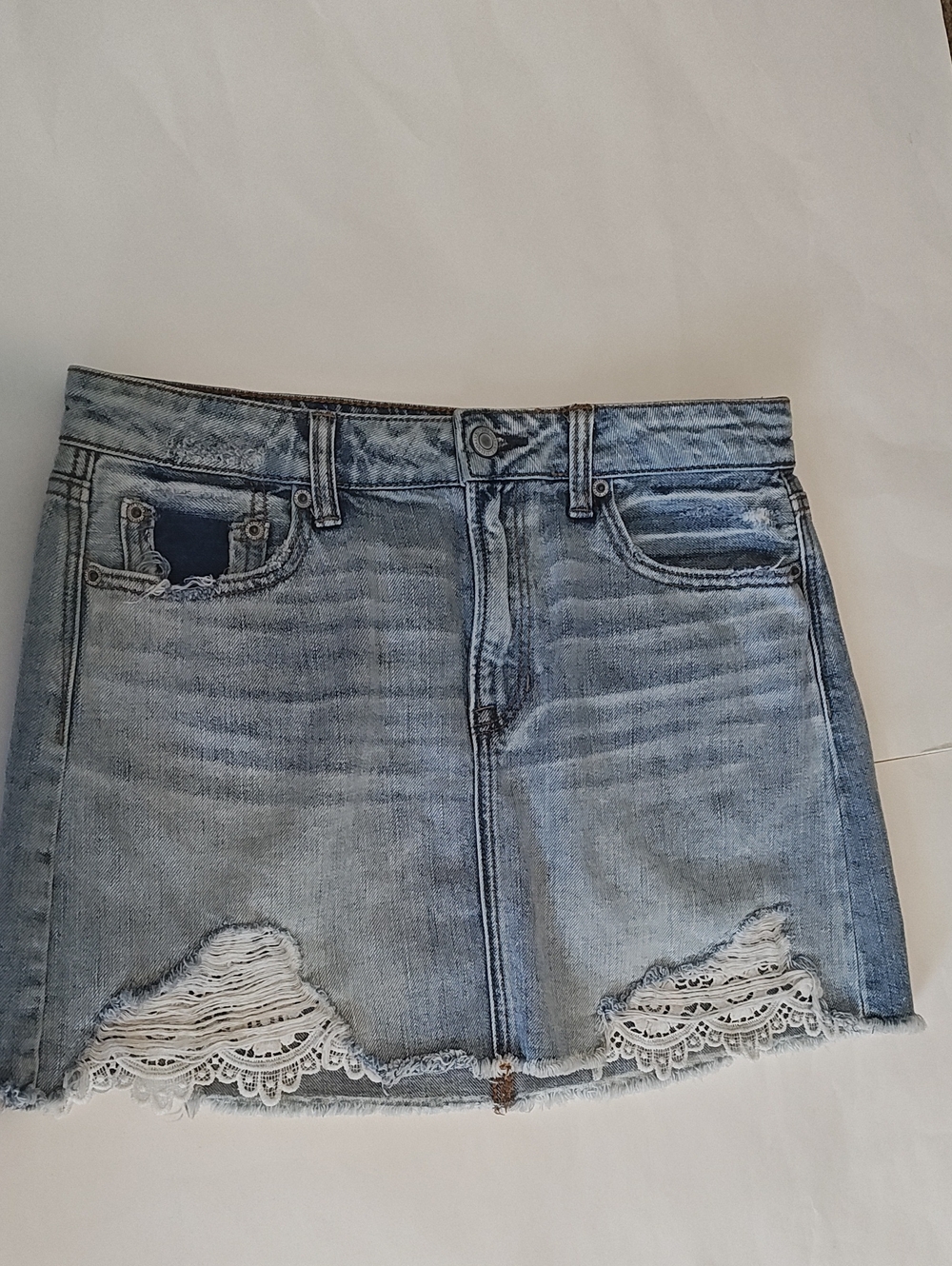 American Eagle Lace Distressed Denim Mini Skirt Light Wash Boho Frayed Hem Sz 4